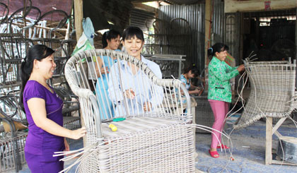 Phụ nữ Tân Thới học Bác đức tính chăm chỉ lao động, giúp đỡ nhau thoát nghèo bền vững.