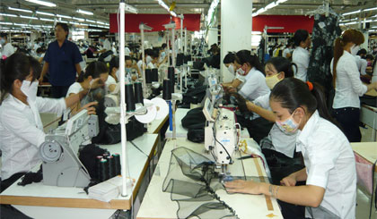 Ngành May mặc xuất khẩu vào thị trường EU đang chịu nhiều ảnh hưởng từ đồng Euro giảm giá.