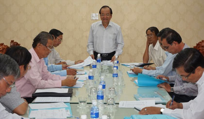 Ông Trần Thanh Đức, Phó Chủ tịch UBND tỉnh, Chủ tịch Hội đồng xét tặng danh hiệu “Nghệ sĩ ưu tú” của tỉnh phát biểu trong phiên họp.