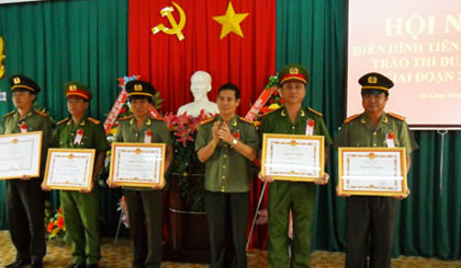 Trao Bằng khen của Bộ Công an cho các cá nhân.