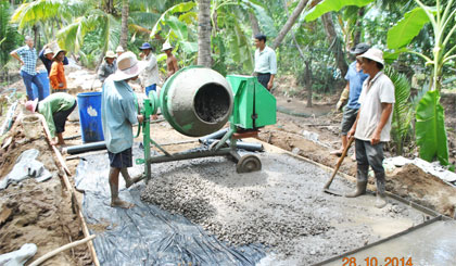 Đường 10 Vốn, ấp Tân Phú, xã Tân thới đang xây dựng theo chuẩn nông thôn mới.