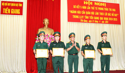 Đại tá Huỳnh Văn Ba, Phó Chỉ huy trưởng Bộ Chỉ huy Quân sự tỉnh trao thưởng cho các đơn vị.