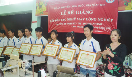 Công ty TNHH Hoan Vinh phối hợp với Trung tâm Khuyến công và Tư vấn phát triển công nghiệp mở nhiều lớp đào tạo nghề may công nghiệp để phục vụ nhu cầu tuyển dụng lao động của công ty.