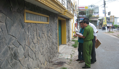 Công đang khám nghiệm hiện trường vụ hỗn chiến và tang vật công an thu giữ trong vụ hỗn chiến có một mã tấu dính đầy máu