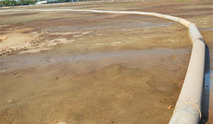 Dự án Hạ tầng kỹ thuật Quảng trường trung tâm tỉnh, chủ đầu tư đã nghiệm thu bàn giao 10 ha diện tích mặt bằng đã dọn dẹp xong cho nhà thầu tiến hành bơm cát.