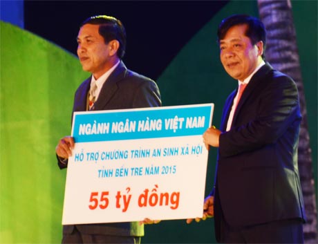 ông Nguyễn Kim Anh, Phó Thống đốc Ngân hàng Nhà nước Việt Nam cũng đã trao biểu trưng hỗ trợ 55 tỷ đồng cho các chương trình an sinh xã hội tại Bến Tre.