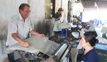 Ông Trương Văn Thuận đang cùng vợ cắt bánh hủ tiếu.