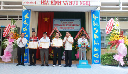 Trường Tiểu học Thiên Hộ Dương (TP. Mỹ Tho) vừa tổ chức khánh thành tượng Anh hùng dân tộc Thiên Hộ Dương.