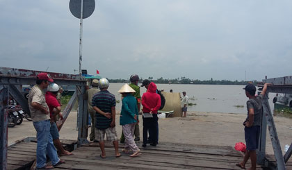 Cơ quan chức năng đang khám nghiệm tử thi nạn nhân.