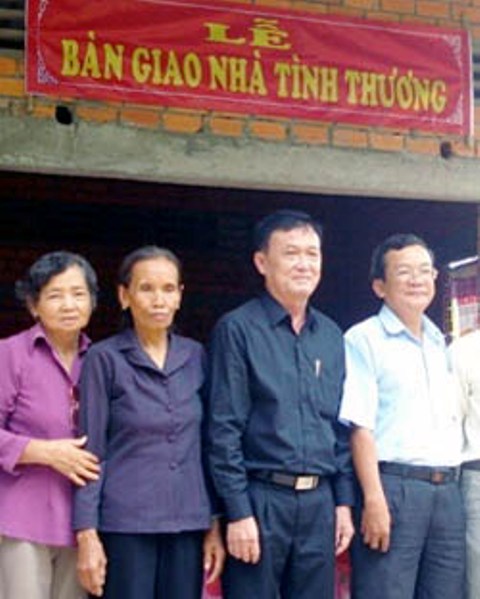 Bà Sáu Xuyến thứ 2 từ phải qua trong lễ bàn giao nhà tình thương.