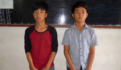 Vũ áo đỏ và Khánh tại cơ quan công an.