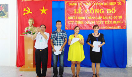 Phó Bí thư Đảng ủy Khối Doanh nghiệp tỉnh Phạm Chí Dũng trao Quyết định thành lập Chi bộ cơ sở Công ty TNHH Quảng Việt Tiền Giang.