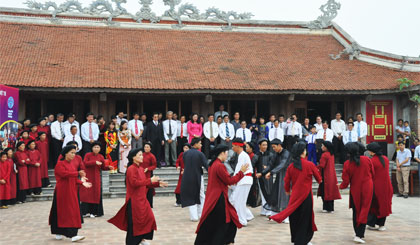 Hát xoan là loại hình dân ca lễ nghi phong tục hát thờ thần, thành hoàng với hình thức nghệ thuật đa yếu tố, có nhạc, hát và múa.
