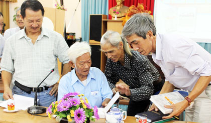 Bạn viết thăm hỏi nhà văn Lương Hiệu Vui (thứ 3 từ phải sang) tại buổi tọa đàm. Ảnh: LÊ VĂN