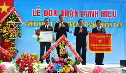 Ông Nguyễn Văn Vĩnh, Bí thư Huyện ủy và ông Ngô Hữu Thệ, Chủ tịch UBND huyện thừa ủy quyền của Chủ tịch nước trao tặng danh hiệu Anh hùng lực lượng vũ trang Nhân dân cho xã Long Bình Điền.