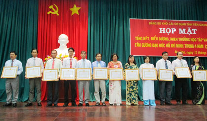 Các tập thể được Ban Thường vụ ĐUKCCQ tỉnh tặng giấy khen tại hội nghị.