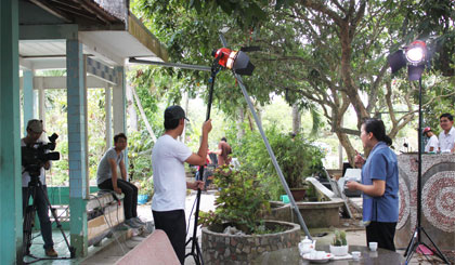 Ê kíp thực hiện đang quay Chương trình “Câu chuyện nông thôn” tại xã thanh Bình, huyện Chợ Gạo.