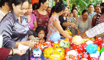 Phong trào “nuôi heo đất” được triển khai rộng khắp, giúp vốn cho nhiều phụ nữ. Ảnh: Hạnh nga