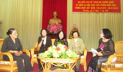 Đại biểu giao lưu với bà Nguyễn Thị Mười Hai, huyện Chợ Gạo; bà Lê Kim Châu, huyện Châu Thành; bà Lê Thị Thanh Mai, huyện Cái Bè và bà Trần Thị Phận, ngụ TX. Gò Công (từ trái qua).