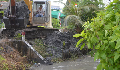 Thi công nạo vét kinh cấp nước tại xã Bình Phan, huyện Chợ Gạo. Ảnh: Vân Anh
