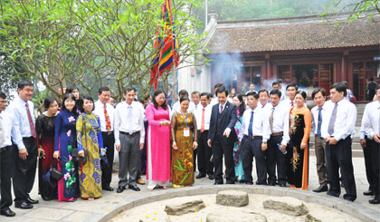 Đoàn đại biểu tỉnh Tiền Giang tham quan Đền Giếng.