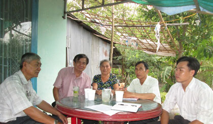 Bà Trần Thị Tư đang trình bày hoàn cảnh với đoàn.