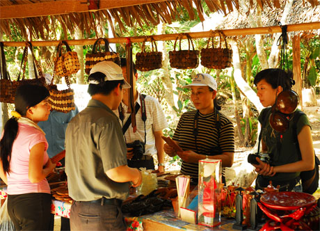 Du khách mua quà lưu niệm.