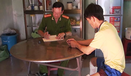 CA lấy lời khai kẻ gây án.