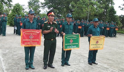 Trao giải cho các đơn vị.