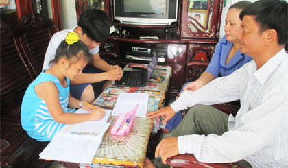 Vợ chồng anh Thanh - chị Thúy hạnh phúc nhìn các con khôn lớn, chăm ngoan và học giỏi.