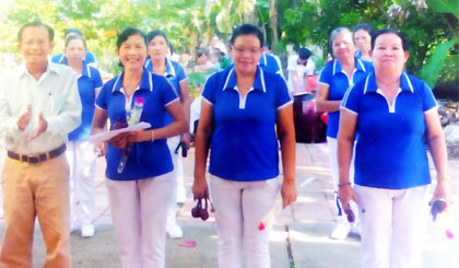 Bà Phạm Kim Hồng (thứ 2 từ trái qua) trong một buổi biểu diễn của CLB Thể dục dưỡng sinh ấp Tân Thiện.