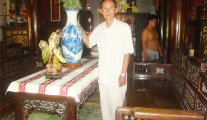 Chú Sáu Châu và cổ vật tại nhà.