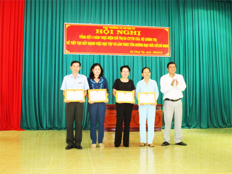 Lãnh đạo Huyện ủy tặng Giấy khen các cá nhân thực hiện tốt Chỉ thị 03 trong 4 năm qua.