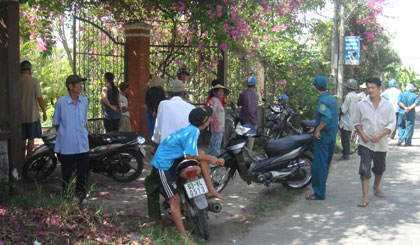 Lực lượng dân phòng, dân quân cùng người dân chung quanh Vườn ông Tân đang chờ pháp y đến khám nghiệm tử thi.