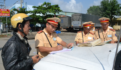 Lực lượng CSGT làm nhiệm vụ trên QL1.