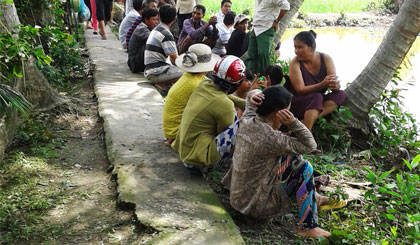 Người dân hiếu kỳ đến xem hiện trường.