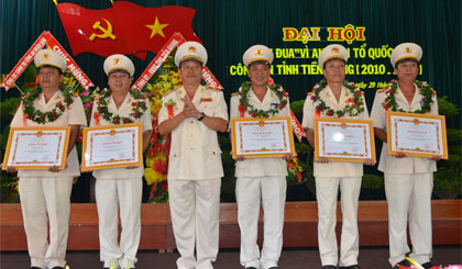 Thiếu tướng Nguyễn Quốc Diệp, Ủy viên Ban Thường vụ Tỉnh ủy - Giám đốc Công an tỉnh trao thưởng cho tập thể điển hình tiên tiến được Bộ Công an tặng Bằng khen. Ảnh: Đặng Thanh