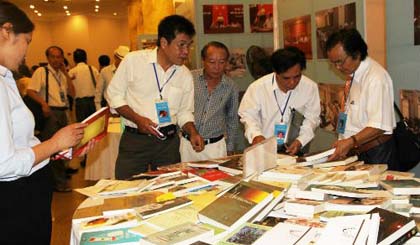 Các đại biểu trao đổi bên lề Đại hội Đại biểu Hội Nhà văn Việt Nam lần thứ IX. (Ảnh: vanvn.net)