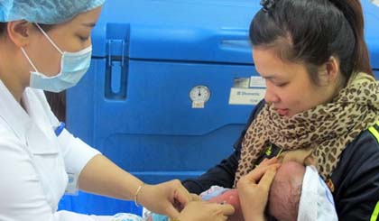 Tiêm văcxin chứa thành phần bạch hầu là cách phòng bệnh cho trẻ hiệu quả nhất. Ảnh minh họa: N.Phương.