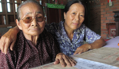 Mẹ Việt Nam Anh hùng Nguyễn Thị Miều (trái) và con gái Nguyễn Thị Thu Thủy.