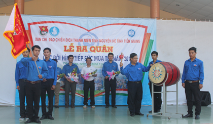Anh Trần Thanh Nguyên, Bí thư Tỉnh đoàn, Phó Ban chỉ đạo chiến dịch TNTN hè trao cờ cho đội hình TSMT và đánh trống lệnh xuất quân