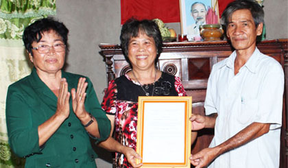 Bàn giao nhà tình nghĩa cho cựu TNXP ở ấp Hòa Phú, xã Hòa Khánh, huyện Cái Bè. Ảnh: Ngọc Trung