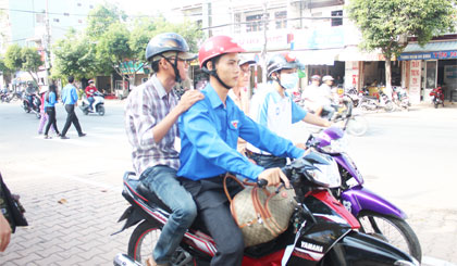 Đội “xe ôm” phục vụ miễn phí thí sinh.