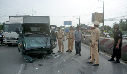 Xe ô tô tải 51C-328.09 bị biến dạng phần đầu trong vụ tai nạn liên hoàn