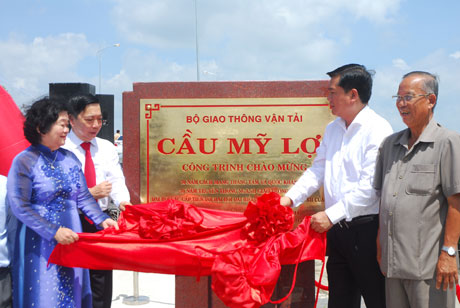 Lãnh đạo mở bảng lưu niệm ngày khánh thành cầu.