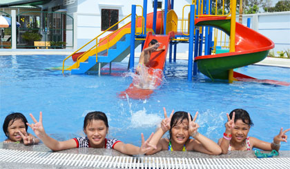 Hồ bơi Ánh Dương thu hút từ 100 đến 200 em đến bơi lội mỗi ngày. Ảnh: NC