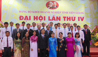 Ban Chấp hành Đảng bộ Khối Doanh nghiệp tỉnh nhiệm kỳ 2015 - 2020 ra mắt Đại hội.