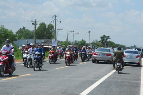 Những dòng người đầu tiên chạy xe lên cầu để tham quan