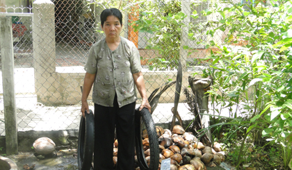 Người dân làm vệ sinh xung quanh nhà, không để nước ứ đọng để phòng, chống bệnh SXH.