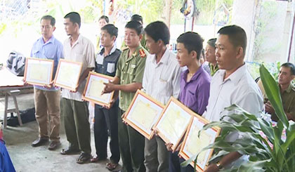 Anh Nguyễn Văn Thừa được khen thưởng về thành tích xuất sắc trong truy bắt đối tượng cướp tài sản (đầu tiên, bên phải).